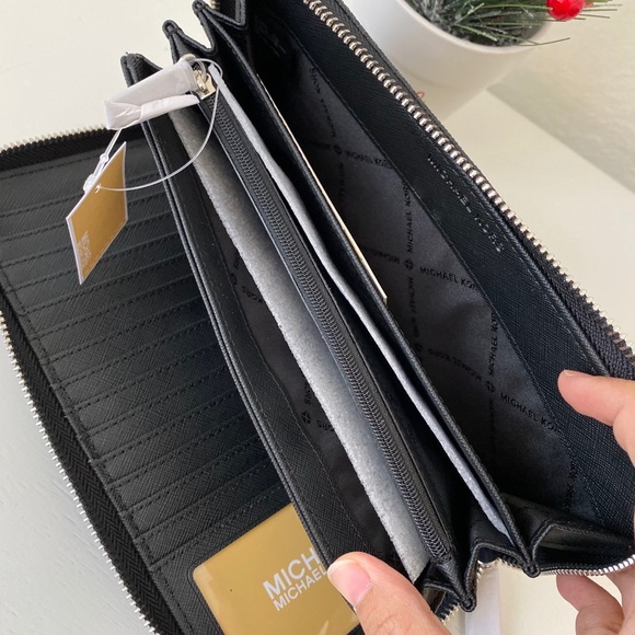 Michael Kors Jet Set Travel Large Wallet - Picture 4 of 6